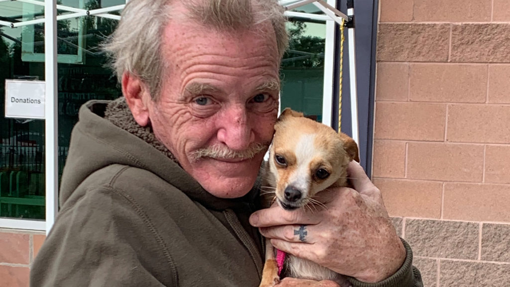 Bella Dawn suddenly became very sick. Mr. Cross, a veteran who loves his little Bella Dawn very much, went to an emergency clinic but didn't know where to turn because he didn't have much money for her costly treatment.